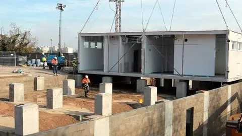 La instal·lació dels mòduls industrialitzats per a l'edifici annex de l'Hospital Universitari Arnau de Vilanova de Lleida