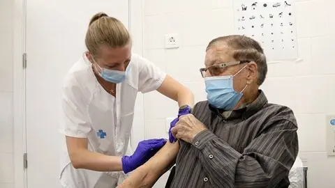 Una persona participant a la campanya de vacunació de la grip a Figueres aquest 15 d'octubre del 2020. (Horitzontal)