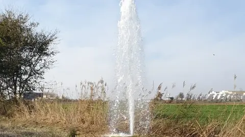 Un tractaor trenca la canonada d'aigua de Linyola @AjLinyola