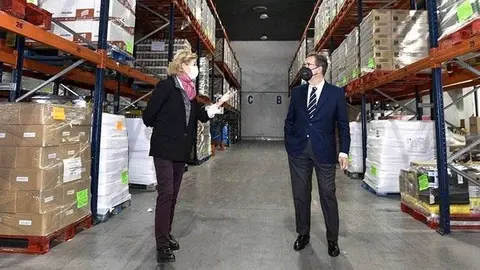 Roser Brutau i Antoni Vila, en la visita al Banc d'Aliments @FundaciólaCaixa