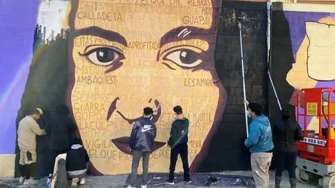 L'alumnat de l'UEC de les Borges pintant el mural contra les violències masclistes -  ajuntament de les borges blanques