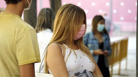 Una noia fent cua al cribratge de coronavirus a l'Espai Mercat de Tàrrega. Imatge del 7 de setembre de 2020. (Horitzontal)