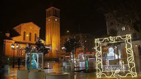 Vitrines dels vestits de paper als carrers de Mollerussa 4