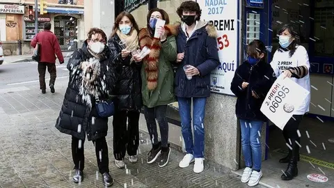 Celebració a l'administració de Lleida que ha repartit una sèrie del segon premi de la loteria de Nadal