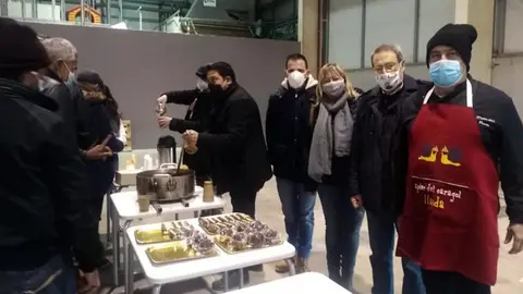 Voluntaris de la FECOLL servint l'esmorzar de Sant Esteve