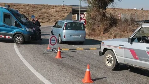 ArAgents dels Mossos d'Esquadra duent a terme un control a l'antiga N-II, al terme municipal d'Alcarràs, el 30 d'octubre del 2020. (Horitzontal)