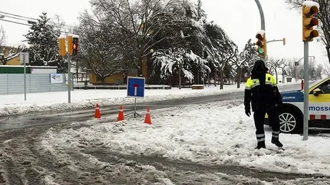 Carretera C-14 tallada a l'alçada de Tàrrega, els Mossos d'Esquadra controlen que no hi accedeixi ningú