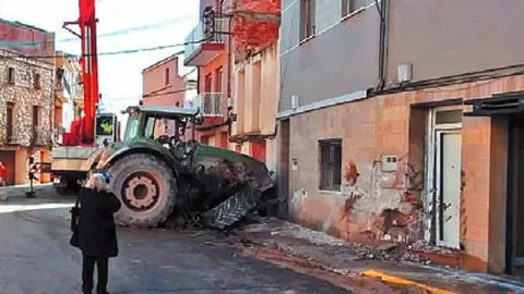 Tractor encastat en un habitatge d'Artesa de Lleida @LaMañana