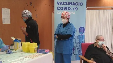 Administració de la segona dosi del vacció a la residència Balàfia I de Lleida
