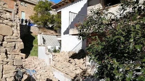 Part del mur de pedra antic que ha caigut al nucli de Talladell, a Tàrrega @Bombers