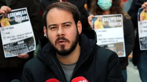 Salvador Miret
Pla mitjà del raper Pablo Hasél durant la roda de premsa que ha ofert davant de la seu del PSC de Lleida, l'1 de febrer el 2021. (Horitzontal)