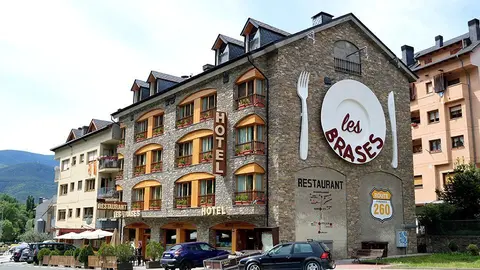 Pla general d'un hotel de Sort el 2 de desembre del 2020. (horitzontal)