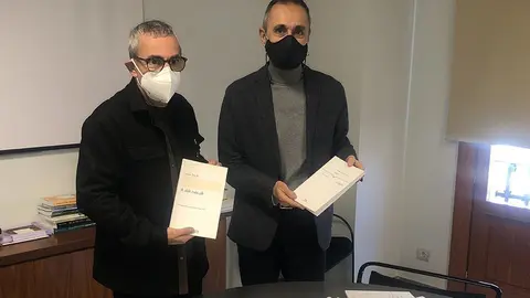 El president Rafel Panadés, i el gerent Carles Esquerda amb les obres publicades
