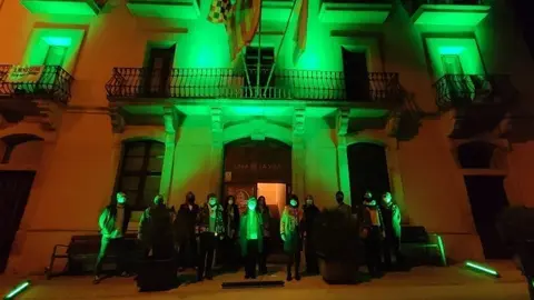 Professionals, regidors i voluntàries davant de l'Ajuntament del Palau