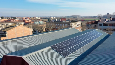 Els panells instal·lats a la teulada del poliesportiu de Bellvís