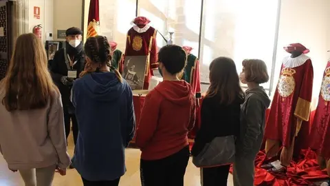 Alguns alumnes visitant els vestits tradicionals de Cervera