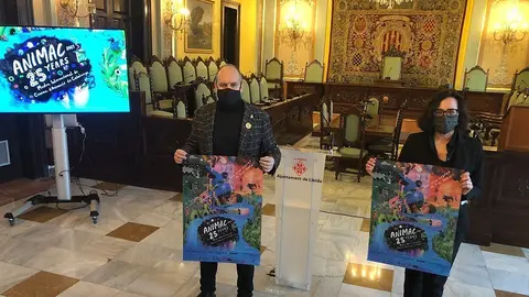 Pla sencer de la directora d'Animac, Carolina López, i el regidor de Cultura de la Paeria de Lleida, Jaume Rutllant, amb cartells de la 25a edició de la mostra internacional de cinema d'animació de Catalunya, l'11 de febrer del 2021. (Horitzontal)