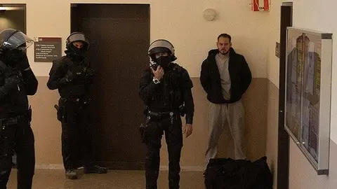 Els Mossos detenen el raper Pablo Hasél en l'interior de la UdL - Llibertat PabloHasél
