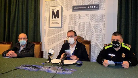 Marc Solsona i Salvador Tuxans presenten la normativa a un usuari