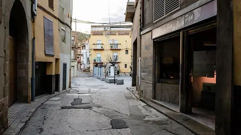 La sortida del carrer Major d'Aitona a la plaça de l'Ajuntament