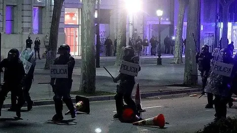 Els agents de la Policia dispensant als manifestants a Rambla Farran @EduardSubirats