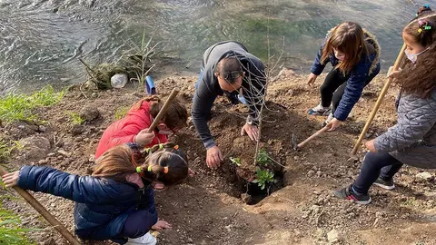 Els escolars treballant a la llera de la Femosa