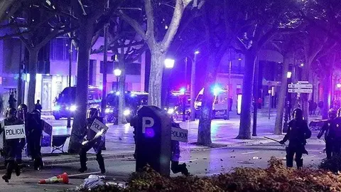 Els Mossos d'Esquadra carreguen contra els manifestants @EduardSubirats