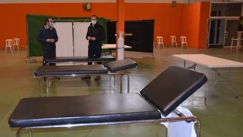 Cedida a l'ACN per l'Ajuntament de Mollerussa
Pla obert on es pot veure a l'alcalde de Mollerussa, Marc Solsona, amb el responsable del dispositiu de vacunació contra la covid-19 a la ciutat, Ramon Xinxó, al Pavelló de la Fira, el 23 de febrer de 2021. (Horitzontal)