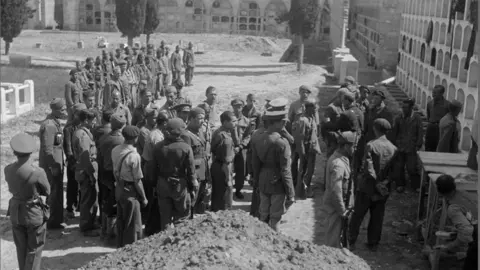 Fotografia de l'enterrament de William Digges al cementiri de Tàrrega el maig del 1938