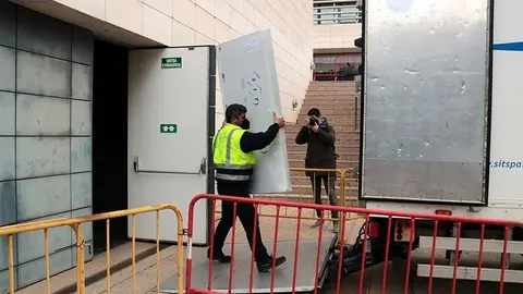 Pla obert dels operaris de l'empresa de transport carregant al Museu de Lleida una de les peces d'art de la Franja dins del camió, el 22 de febrer del 2021. (Horitzontal)