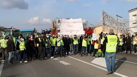 Pagesos tallant la C-12, en la protesta per exigir compensar els danys del temporal Filomena @MarcRovira