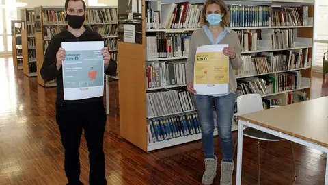 El regidor de Cultura, Carlos Vílchez, i la directora de la Biblioteca, Emma Novell, amb el cartell del nou cicle de conferències