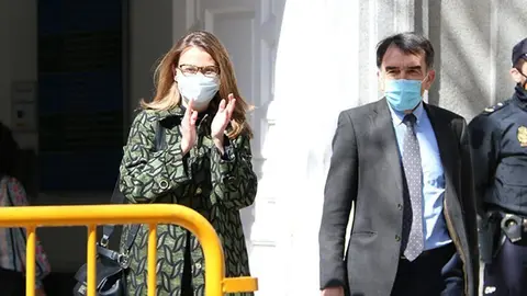 Pla americà de l'exconsellera Meritxell Serret a la sortida del Tribunal Suprem acompanyada del seu advocat, l'11 de març de 2021 (horitzontal)