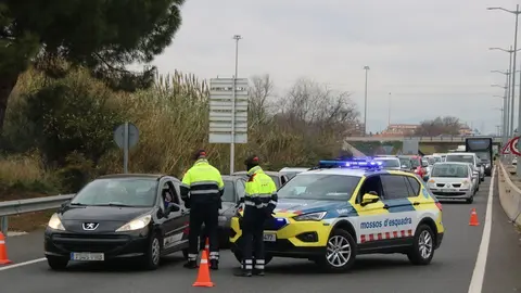 Pla general d'un control dels Mossos d'Esquadra a la T-11, a l'entrada de Tarragona, per controlar la mobilitat arran de l'entrada en vigor del confinament municipal. Imatge del 7 de gener de 2021. (Horitzontal)