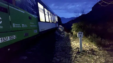 El tren de la línia de la Pobla que ha xocat contra una esllavissada de roques @FGC
