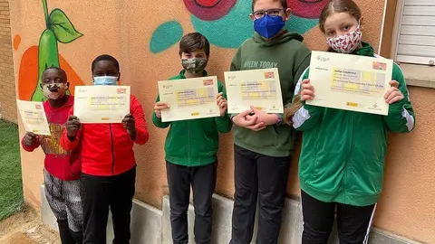 El grup de treball format per l’Ibrahim, la Sara, el Ionut, l’Isaac i el Buba