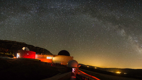 El Parc Astronòmic Montsec sota un cel presidit per la Via Làctia ©FGC