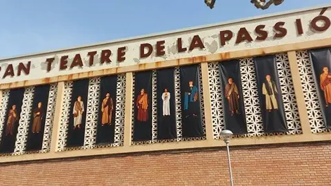 Pla obert del Gran Teatre de la Passió de Cervera, amb les lones del sant sopar instal·lades. Imatge del 2 d'abril de 2021. (Horitzontal)