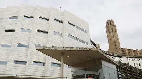 Els jutjats de Lleida, des de l'entrada a l'Audiència, amb la Seu Vella darrere. Imatge del 17 de setembre de 2020. (Horitzontal) - Laura Cortés