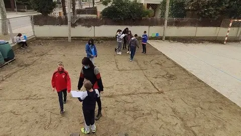 Els alumnes de l'escola Arnau Berenguer del Palau contrueixen un galliner @ArnauBerenguer