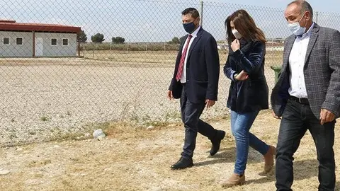 Meritxell Budó, visita els allotjaments per a temporers d'Alcarràs @LauraCortés