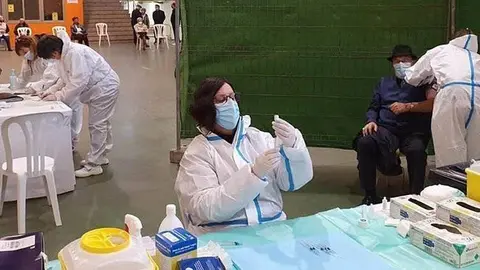 Infermeres administrant la vacuna al Pla d'Urgell