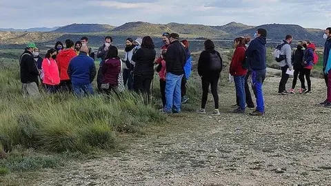 Participants en la caminada etnobotànica organitzada per la Banqueta @laBanquet