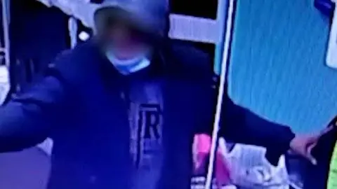 Imatge de les càmeres de seguretat de l'atracador @Mossos