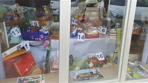 Els objectes de la rifa de la campanya "Contagiem Solidaritat", de la delegació de Nacions Unides al Palau d'Anglesola - NNUU palau d'anglesola