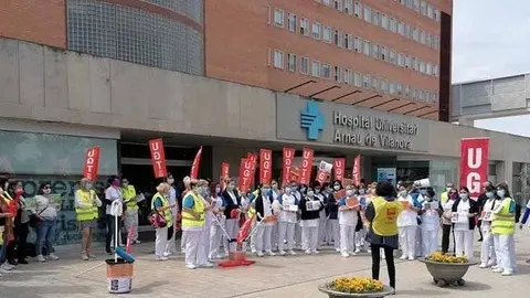 Concentració dels treballadors de la neteja a l'Hospital Arnau de Vilanova