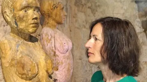 L'escultora Marta Pruna al seu taller-museu. Fotografia: Cristina Mongay