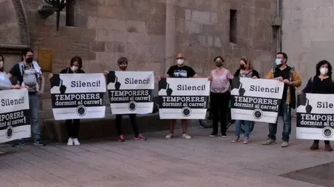 Membres de la plataforma Fruita amb Justícia Social davant de la Paeria de Lleida