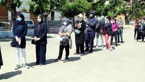 Cua de treballadors esperant per vacunar-se a Soses @SalvadorMiret