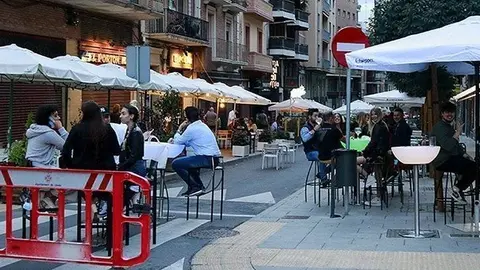Pla general de diverses persones passant el vespre a les terrasses dels bars a la zona dels Vins de Lleida, el 9 de maig de 2021. (Horitzontal)